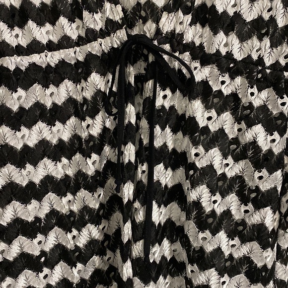 Women’s black and white lace coverup - Picture 2 of 6